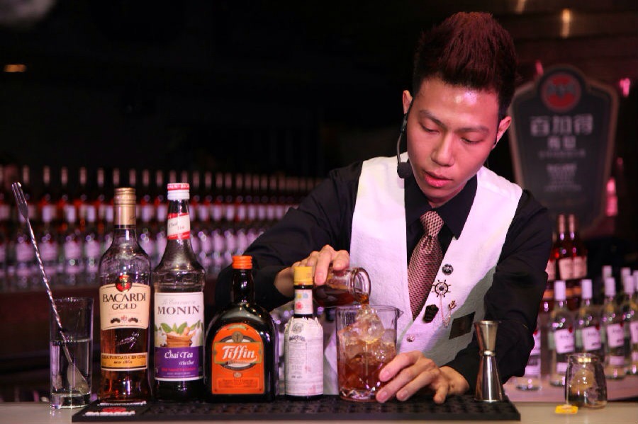 深圳寶安餐吧招聘調(diào)酒師一名，薪資（5500-7000）