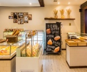 蛋糕店招.全能師傅工資5000--8500，面包師傅工資4000--5500