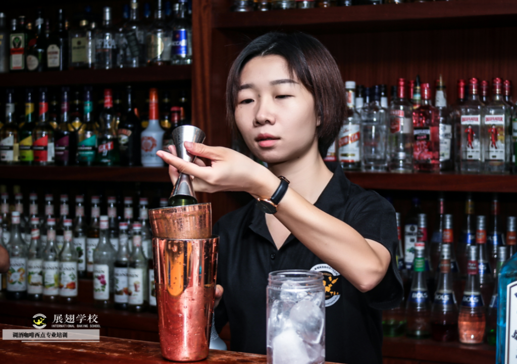 調(diào)酒師培訓(xùn)學(xué)校多少錢(qián)學(xué)費(fèi)？